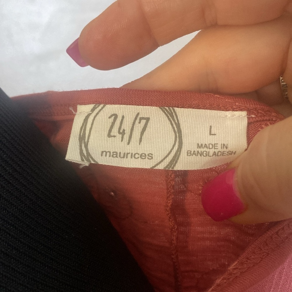 24/7 Maurices Eyelet Knot Hem Tee Sz L NWOT - Picture 9 of 9